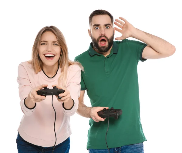 Pareja emocional jugando videojuegos con controladores aislados en blanco — Foto de Stock