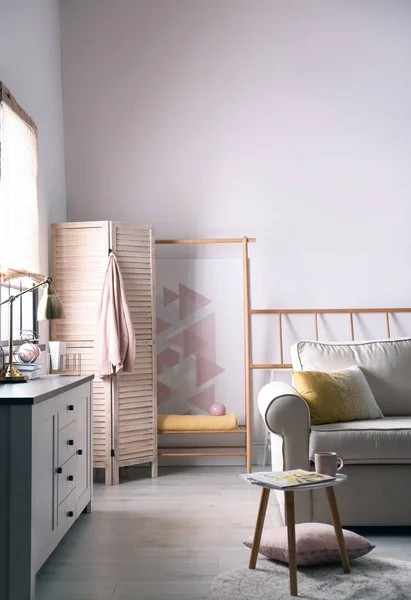 Современный интерьер гостиной со стильной мебелью — стоковое фото