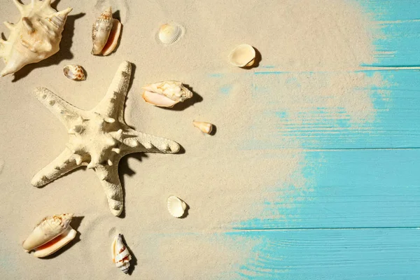 Composición plana con conchas marinas, arena de playa y espacio para texto sobre fondo de madera — Foto de Stock