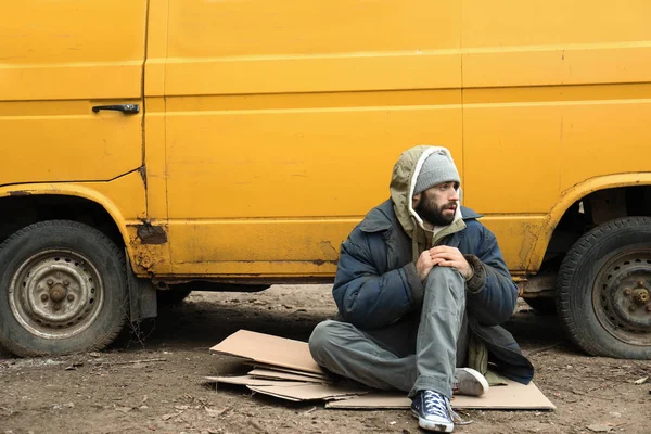 Pauvre SDF assis près du van à l'extérieur — Photo