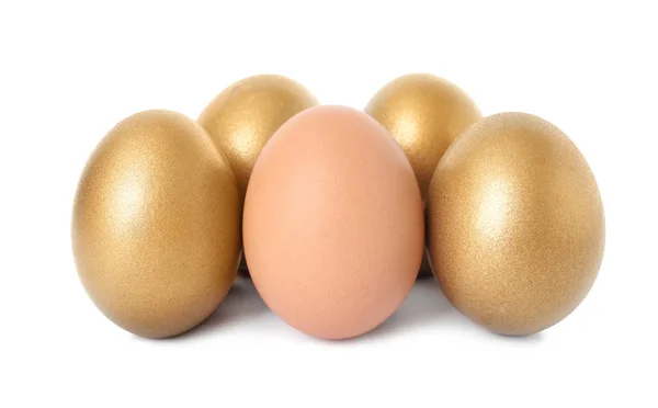 Золотые яйца с другим на белом фоне — стоковое фото