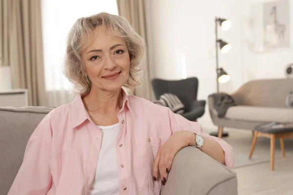 Portrait of mature woman in living room — Stock Photo, Image