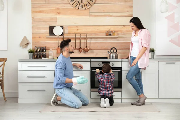 Felice famiglia cottura cibo in forno a casa — Foto Stock