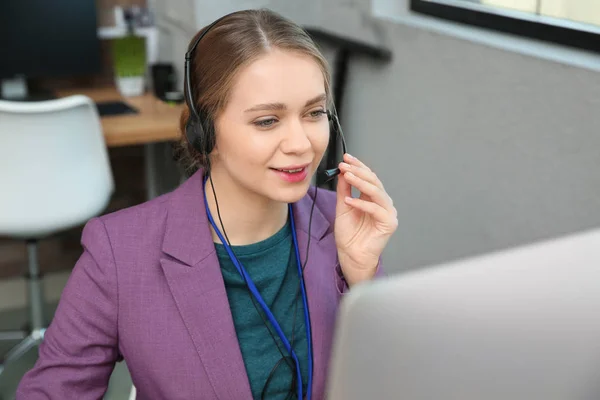 Technischer Support-Operator mit Headset im Büro — Stockfoto