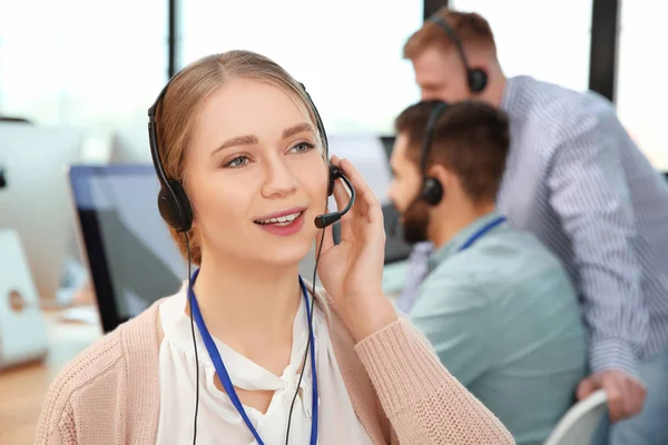 Operator voor technische ondersteuning met collega's in Office — Stockfoto