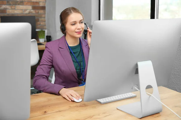 Technische support operator die werkt met headset en computer aan tafel in Office — Stockfoto