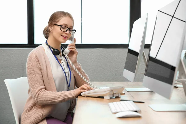 Technischer Support-Mitarbeiter telefoniert am Tisch im Büro — Stockfoto