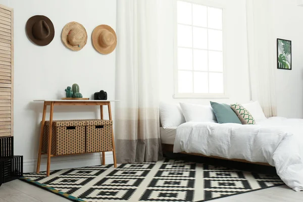 Stijlvolle houten tafel en bed in de moderne kamer interieur — Stockfoto