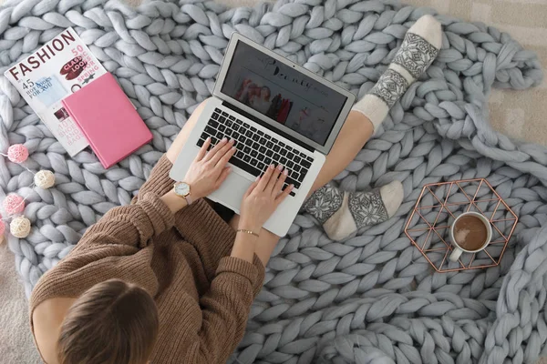 Γυναίκα κρατώντας φορητό υπολογιστή με ανοιχτό ιστοσελίδα blogger στο πάτωμα, κορυφή θέα — Φωτογραφία Αρχείου
