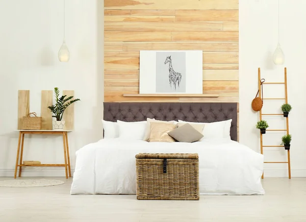 Quarto elegante interior com cama de casal confortável — Fotografia de Stock