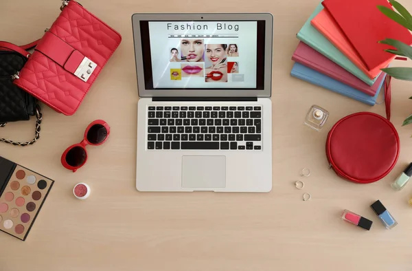 Laptop nyílt divat blogger site-ra asztal, felülnézet — Stock Fotó