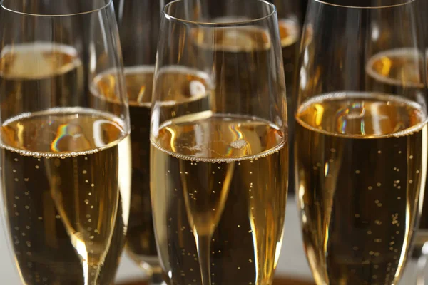 Veel glazen champagne als achtergrond, close-up bekijken — Stockfoto