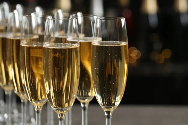 Veel glazen champagne op wazige achtergrond, close-up — Stockfoto