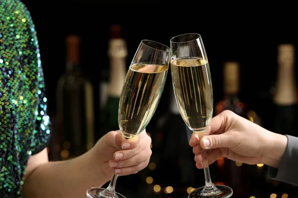 People clinking glasses of champagne on blurred background, closeup — Stock Photo, Image