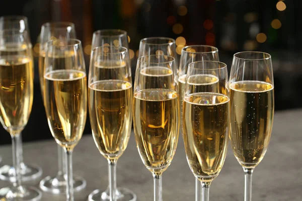 Mnoho skleniček šampaňského na rozostřené pozadí, šatna — Stock fotografie