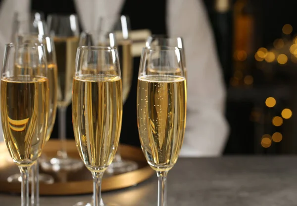 Skleničky šampaňského a číšníka v restauraci. Místo pro text — Stock fotografie