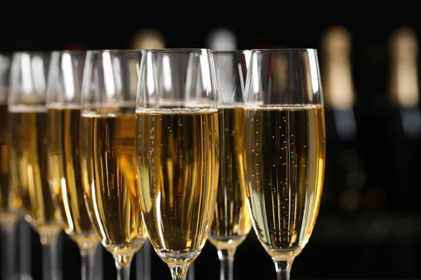 Veel glazen champagne op wazige achtergrond, close-up — Stockfoto