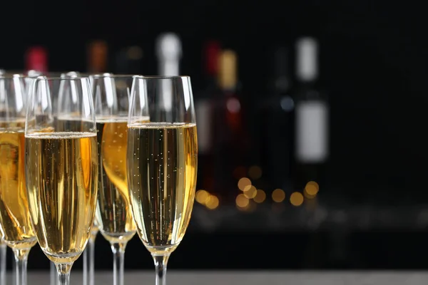 Veel glazen champagne op wazige achtergrond, close-up — Stockfoto