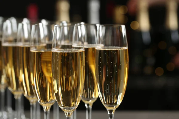 Beaucoup de verres de champagne sur fond flou, gros plan — Photo