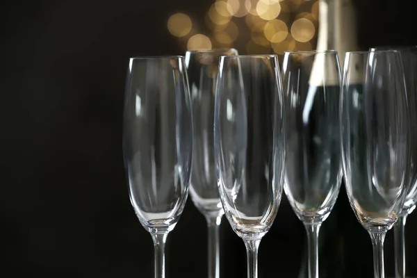 Copos de champanhe vazios no fundo borrado, close-up — Fotografia de Stock