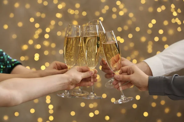 Persone che si accarezzano bicchieri di champagne su sfondo sfocato, primo piano — Foto Stock