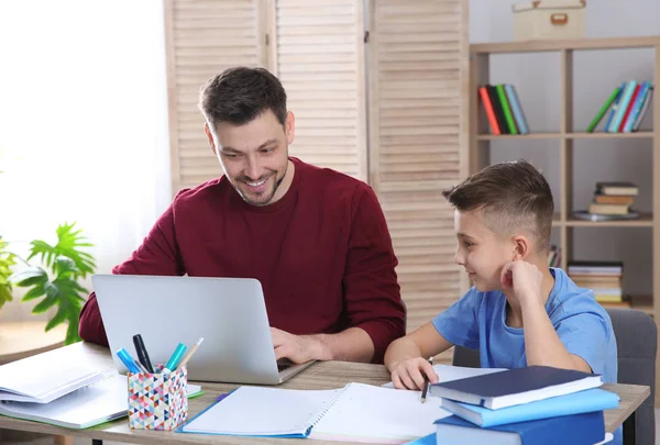 Papá ayudando a su hijo con la tarea en la habitación — Foto de Stock