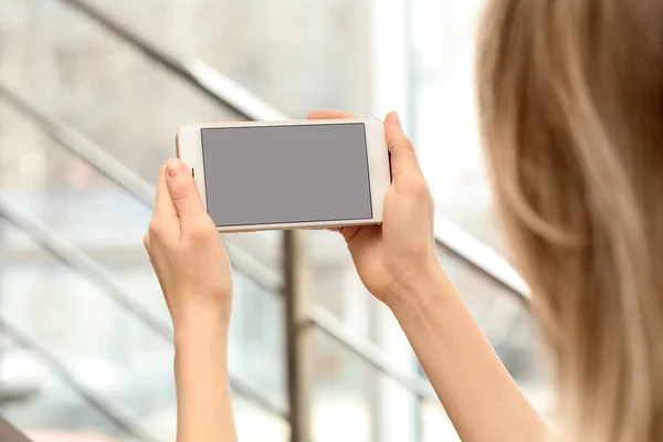 Junge Frau mit Video-Chat auf Smartphone drinnen, Nahaufnahme. Raum für Gestaltung — Stockfoto