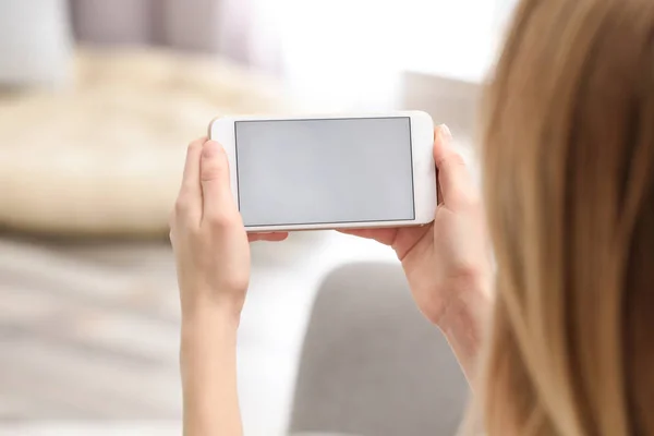 Jovem mulher usando vídeo chat no smartphone em casa, close-up. Espaço para design — Fotografia de Stock