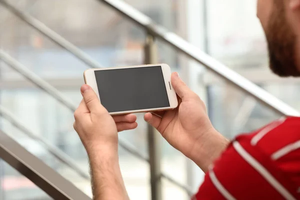 Ung man använder videochatt på smartphone inomhus, närbild. Utrymme för design — Stockfoto