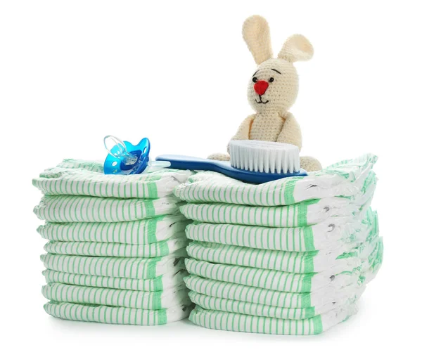 Fraldas descartáveis e acessórios do bebê no fundo branco — Fotografia de Stock