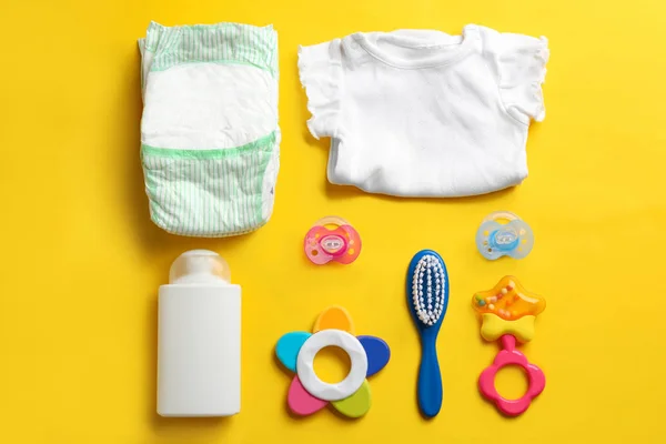 Plat lag samenstelling met baby accessoires op kleur achtergrond — Stockfoto