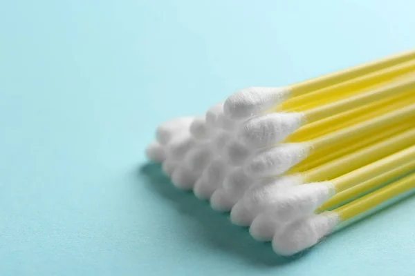 Pile of cotton swabs on color background, closeup. Space for text — Stock Photo, Image