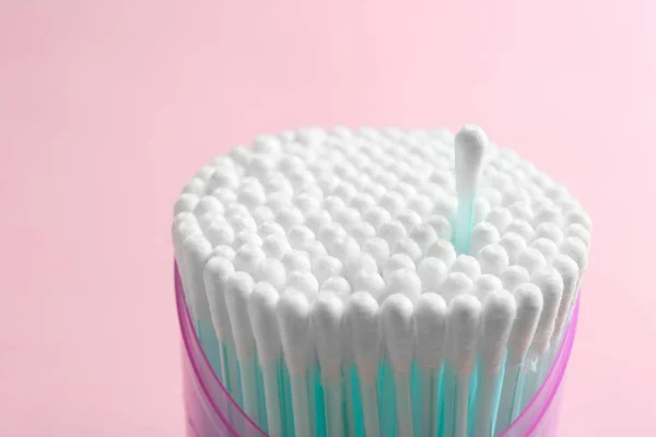 Plastic container with cotton swabs on color background, closeup — Stock Photo, Image