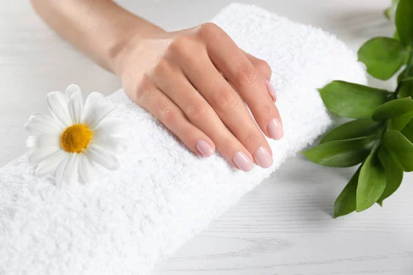 Hermosa mano femenina en toalla, primer plano. Tratamiento de spa — Foto de Stock