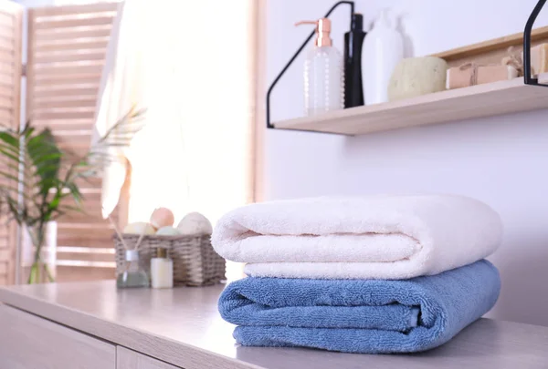 Stos świeżych ręczników na szafce w łazience. Miejsce na tekst — Zdjęcie stockowe