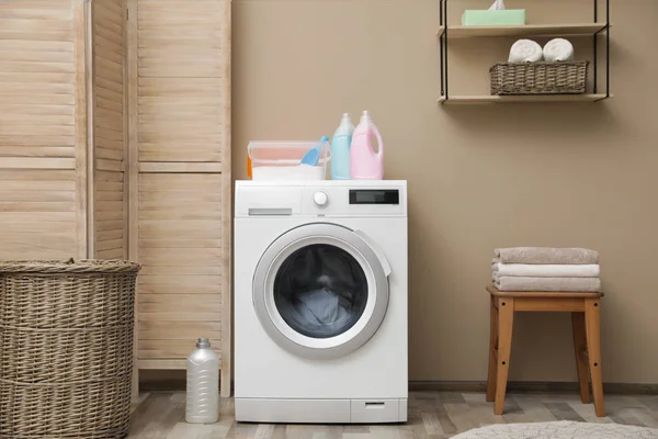 Modern washing machine near color wall in laundry room interior — Stock Photo, Image