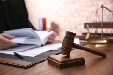 Yargıç ofis, tokmak odak masada çalışıyor. Hukuk ve adalet kavramı