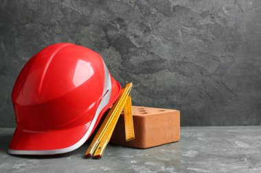 Gri masa üzerinde İnşaat araçları ile kompozisyon, metin için alan