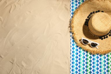 Plaj nesneleri ve kum üzerinde metin için alan ile düz yatıyordu kompozisyon