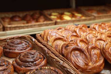 Fırında farklı tatlı çörekler ile hasır tepsileri