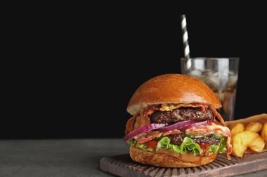 Pastırma ve kızarmış patates ile lezzetli burger masada servis. Metin alanı