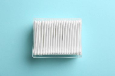Renkli arka planda pamuk bezlerden ile Plastik Konteyner, üst görünüm