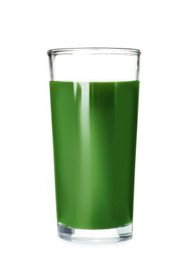 Beyaz arka planda Spirulina içecek bir bardak