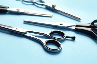 Renk arka plan üzerinde makas, closeup. Kuaför aletleri