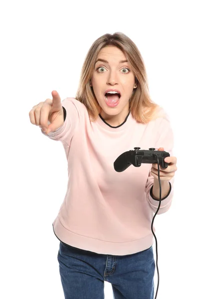 Emotivní mladá žena hrající videohry s kontrolorem izolovaným na bílém — Stock fotografie