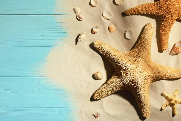 Vlakke lay samenstelling met schelpen, strand zand en ruimte voor tekst op houten achtergrond — Stockfoto