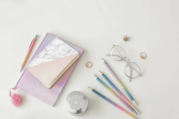 Composición plana con cuadernos y vasos sobre fondo claro. Lugar de trabajo del bloguero —  Fotos de Stock