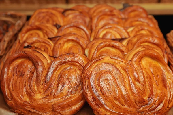 Frisch gebackene süße Brötchen im Blech, Nahaufnahme — Stockfoto