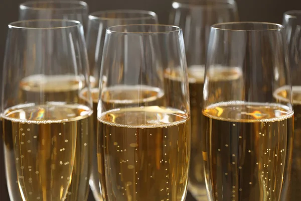 Veel glazen champagne als achtergrond, close-up bekijken — Stockfoto