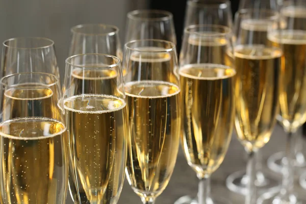 Vele glazen champagne op tafel, close-up — Stockfoto